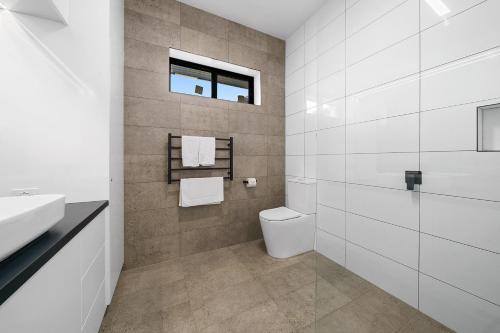 een badkamer met een toilet en een wastafel bij Benson House & Benson Lodge in Benalla