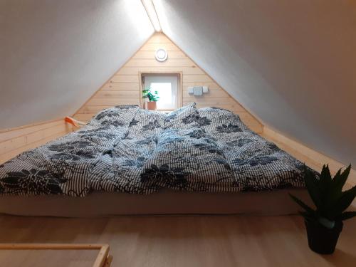 ein Schlafzimmer mit einem Bett im Dachgeschoss in der Unterkunft Tomas Old House - River Apartments in Visoko