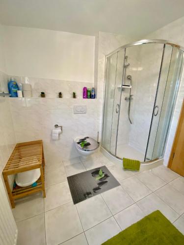 Phòng tắm tại Eine helle gemütliche Wohnung zum Wohlfühlen