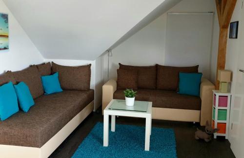sala de estar con sofá y mesa en 2raum Lüneburg, en Lüneburg