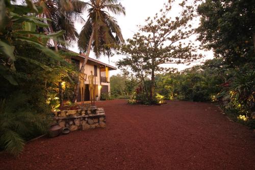 Jardín al aire libre en Sergeant House Boutique Villa & Private Beach