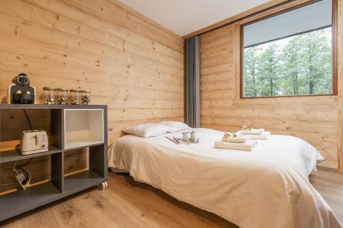 - une chambre avec un lit et une fenêtre dans l'établissement Chamonix Sud - Grepon 102 - Happy Rentals, à Chamonix-Mont-Blanc
