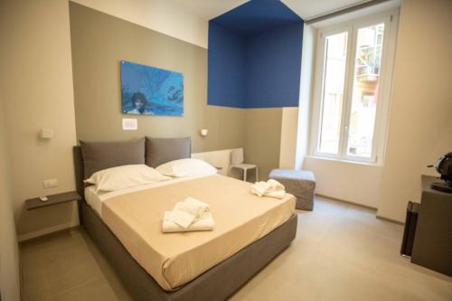Un pat sau paturi într-o cameră la Napoli è....... By Dimorra
