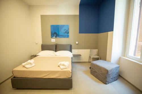 Un pat sau paturi într-o cameră la Napoli è....... By Dimorra