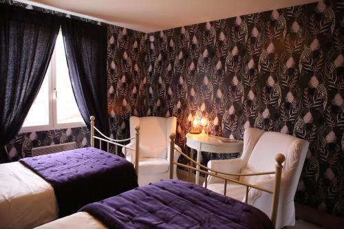 - une chambre avec 2 lits, une table et des chaises dans l'établissement Au Coeur Des Vignes, à Épernay