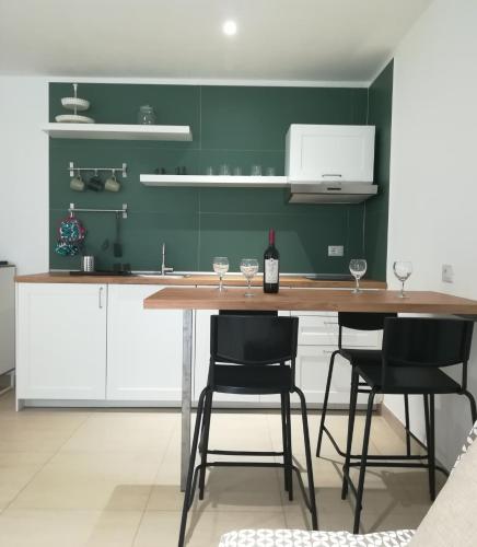 a kitchen with a table with two glasses of wine at Clori in Pescia Romana