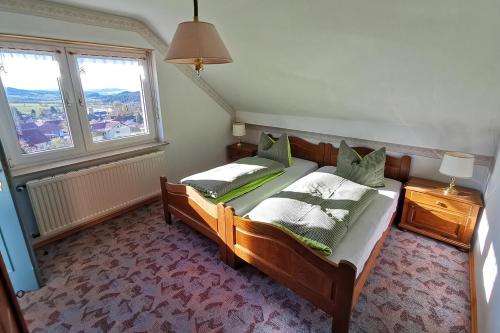 เตียงในห้องที่ Landhaus zur Schmiede