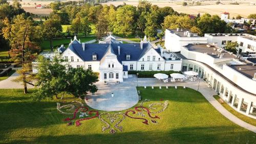 een luchtzicht op een groot wit huis met een binnenplaats bij Hotel Pałac Romantyczny in Turzno