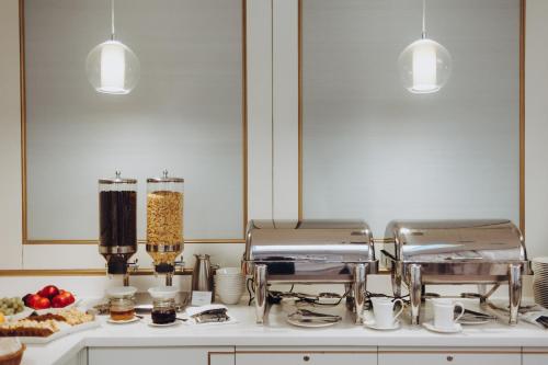 Una encimera de cocina con dos procesadores de alimentos en una cocina. en Hotel Pałac Romantyczny, en Turzno