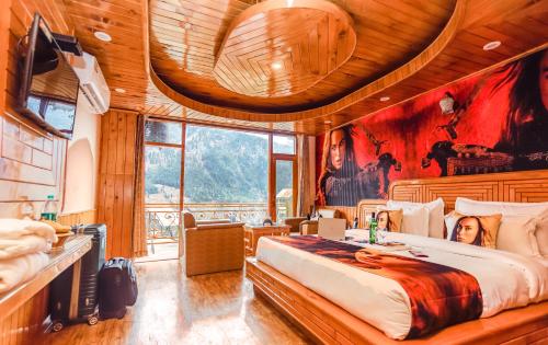 Voodi või voodid majutusasutuse Hotel Smugglers Mountain View - central heated & air Cooled #Free Pick from Volvo Bus Stand toas
