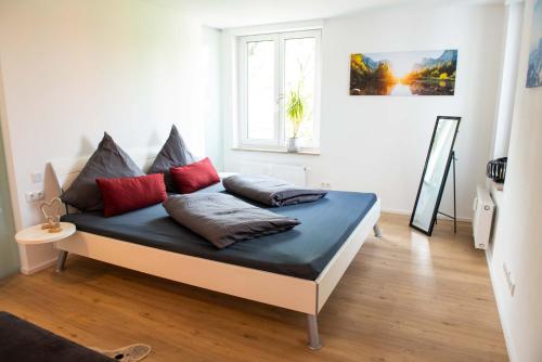 uma cama com almofadas num quarto em The City Suite - Luxuswohnung em Kempten