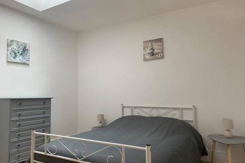 une chambre blanche avec un lit et une commode dans l'établissement Hyper centre Maison le petit Bouchon, à Ay