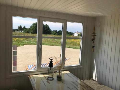 a window in a room with a view of a patio at Havrevang, Ferielejligheder in Lønstrup