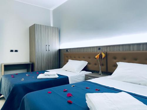 Ένα ή περισσότερα κρεβάτια σε δωμάτιο στο La Perla Mare Apartments