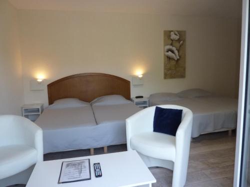 Ένα ή περισσότερα κρεβάτια σε δωμάτιο στο Hôtel A La Renommée