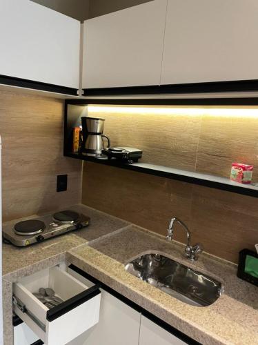 Η κουζίνα ή μικρή κουζίνα στο Flat IATE CLUBE Home Experience Praia do Canto