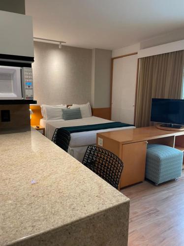 Μια τηλεόραση ή/και κέντρο ψυχαγωγίας στο Flat IATE CLUBE Home Experience Praia do Canto
