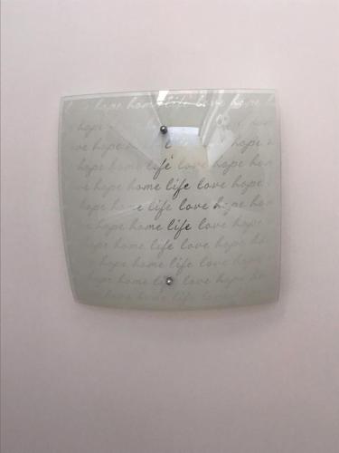 a clock with writing on it on a wall at B&B Marrelli Crotone in Crotone
