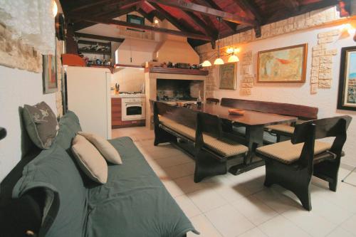 sala de estar con sofá y mesa de comedor en Lavanda Residence with Heated Pool Trogir Split, en Okrug Donji
