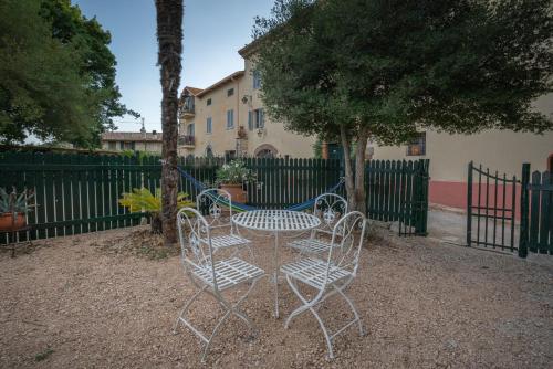 a table and chairs in front of a fence at Il Mulino in Civitella deʼ Conti