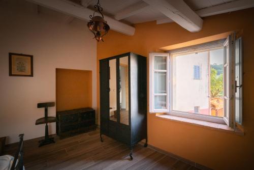 an empty room with a window and a mirror at Il Mulino in Civitella deʼ Conti