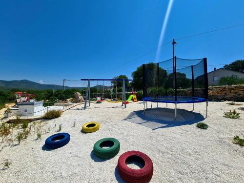 Fotografie z fotogalerie ubytování House Camellia with fenced pool and playground v destinaci Blizna Donja