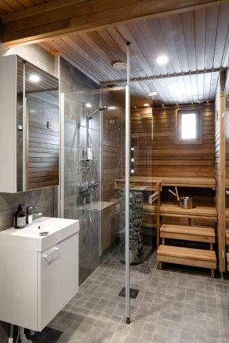 a bathroom with a shower and a toilet and a sink at Syötteenwalo in Syöte