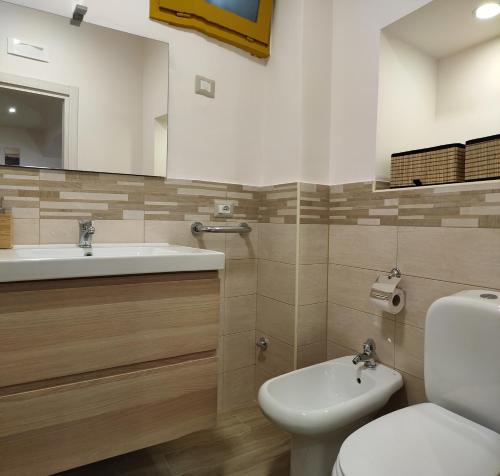 Et badeværelse på EtnaCiTy Guest House Apartment