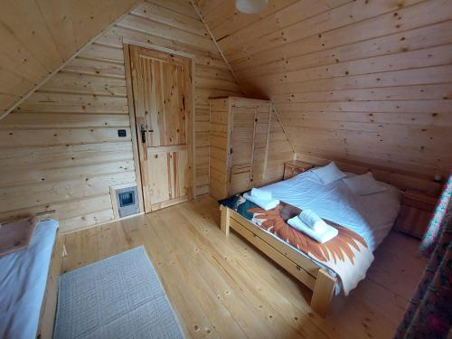 Llit o llits en una habitació de KANADYJKA domki drewniane