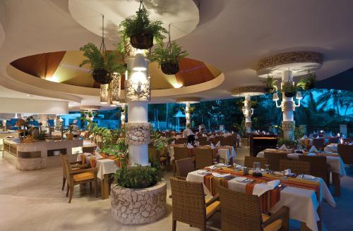 een restaurant met tafels en stoelen in een kamer bij Leopard Beach Resort and Spa in Diani Beach