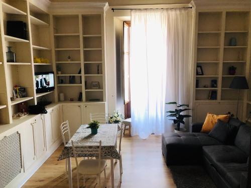 una sala de estar con un sofá y una mesa en Casa Pulvirenti Catania, en Catania