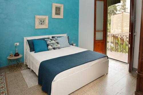 um quarto com uma cama grande e paredes azuis em La Candida Rosa em Florença