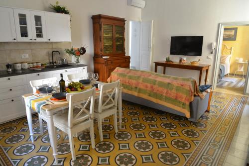 a living room with a table and a kitchen at La Candida Rosa in Florence