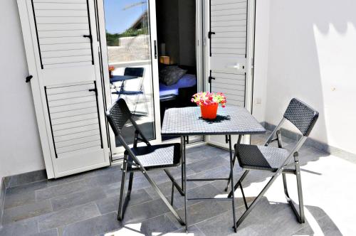 a table and chairs on a balcony with a table at Bed and Breakfast Morghella in Pachino