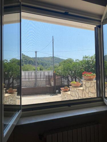 Ein allgemeiner Bergblick oder ein Berglick von des Bed & Breakfasts aus
