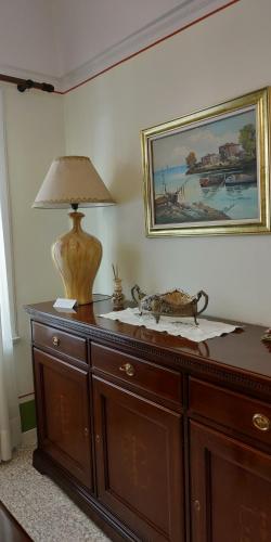una lampada sopra un comò in legno in una stanza di palazzo RICCARDI a Solopaca