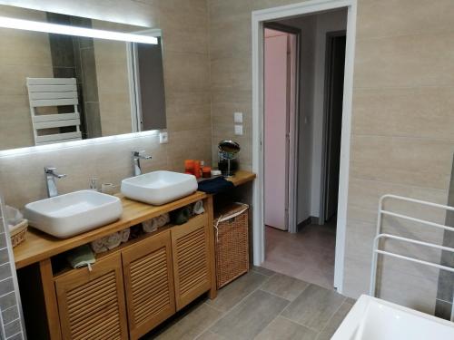 une salle de bain avec deux lavabos et un miroir dans l'établissement Villa gonfaron, à Gonfaron