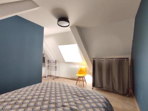 - une chambre avec un lit et une chaise jaune dans l'établissement Appartement 5 Cherbourg centre avec NETFLIX et WIFI, à Cherbourg en Cotentin