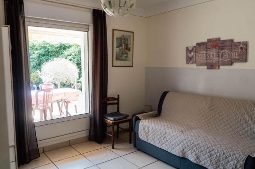 - une chambre avec un lit et une fenêtre avec une table dans l'établissement Fréjus centre, à Fréjus