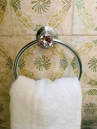 a towel holder with a diamond on a wall at B&B Marrelli Crotone in Crotone