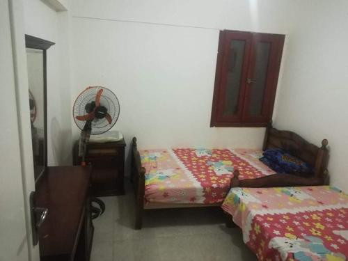 سرير أو أسرّة في غرفة في شاليه في قرية الأندلسية مرسي مطروح في منطقة الميرا