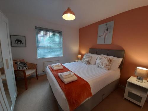 1 dormitorio con 1 cama con 2 toallas en Ideal Apartment - Sleeps 6 - Parking, en Barnsley