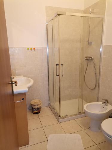 a bathroom with a shower and a sink and a toilet at B&B Porto Vecchio ROOMS - Stazione Centrale Trieste in Trieste