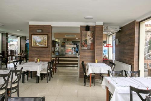 A restaurant or other place to eat at Парк Апарт-Хотел Виктория 1