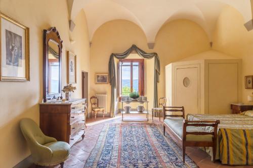 A bed or beds in a room at Castello di Volognano