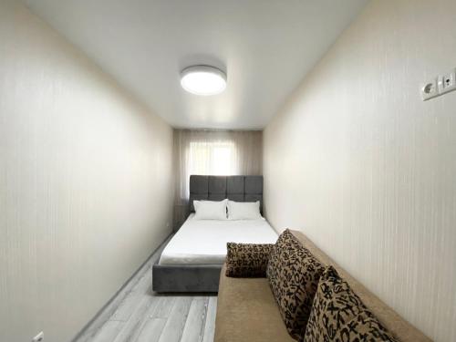 Кровать или кровати в номере 2-bedroom Lux Most City Area Nebereznaya Riv'era