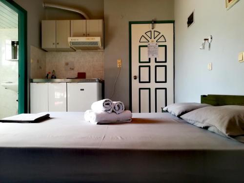 een kamer met een bed met 2 opgerolde handdoeken bij CAPTAIN GEORGE in Sougia