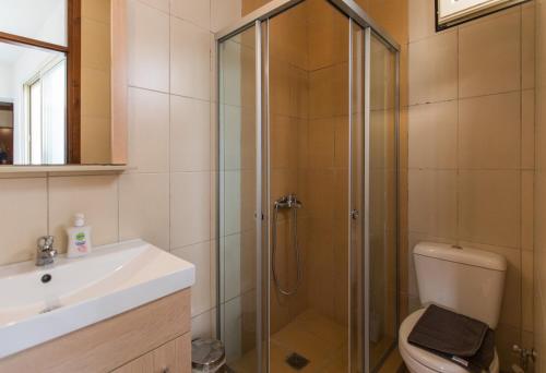 A bathroom at Asikiko Suites