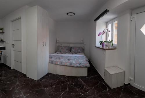 Schlafzimmer mit einem Bett und einem Fenster in der Unterkunft Apartman Noel Peroj centar in Peroj
