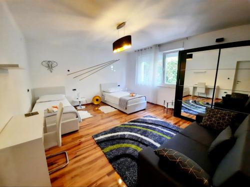 ein Wohnzimmer mit weißen Möbeln und einem großen Fenster in der Unterkunft Split Symphony Veranda: Modern, new Apartment (4+1), 5 min walk to ˝Firule˝ SAND BEACH, 12 min walk to CITY CENTER in Split